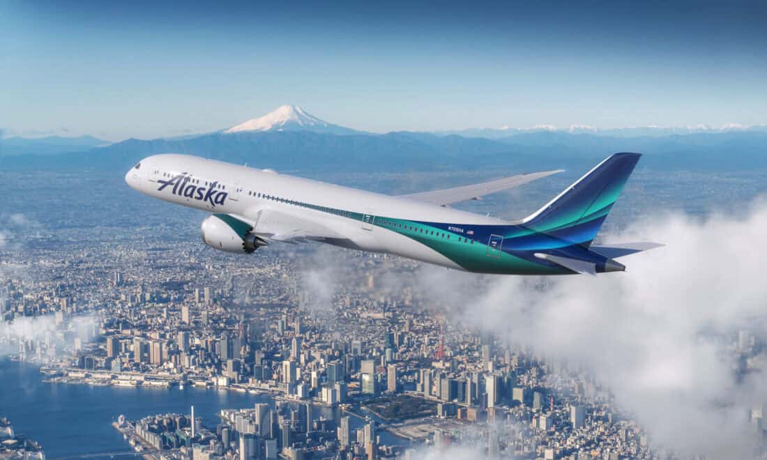 Alaska Airlines Dreamliner ueber Tokio