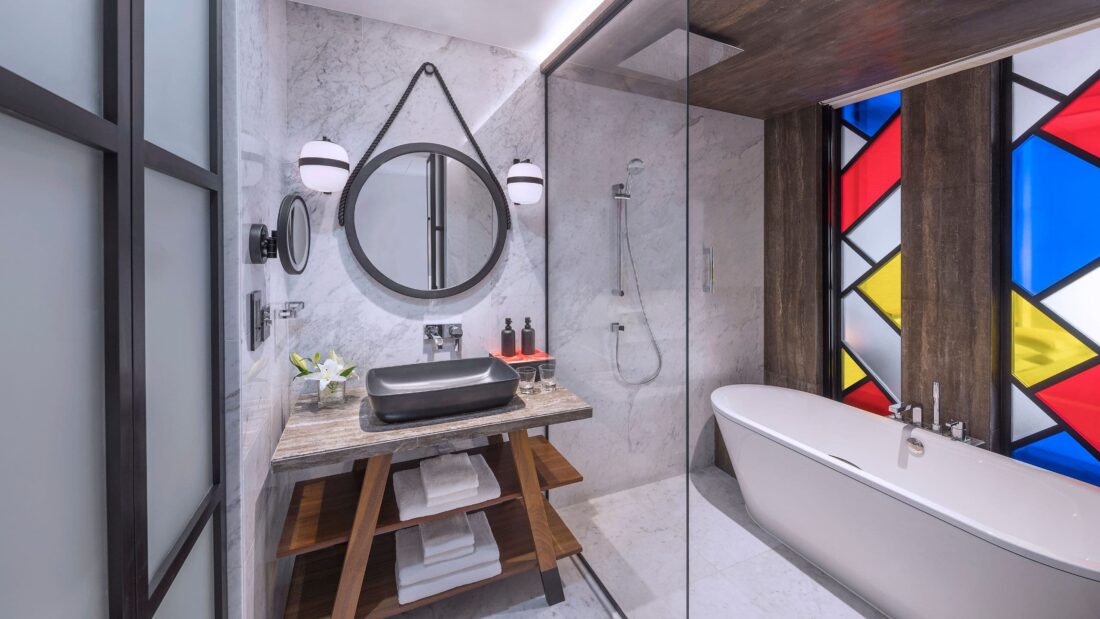 Andaz Dubai P035 Standard Twin Guestroom Bathroom.16x9