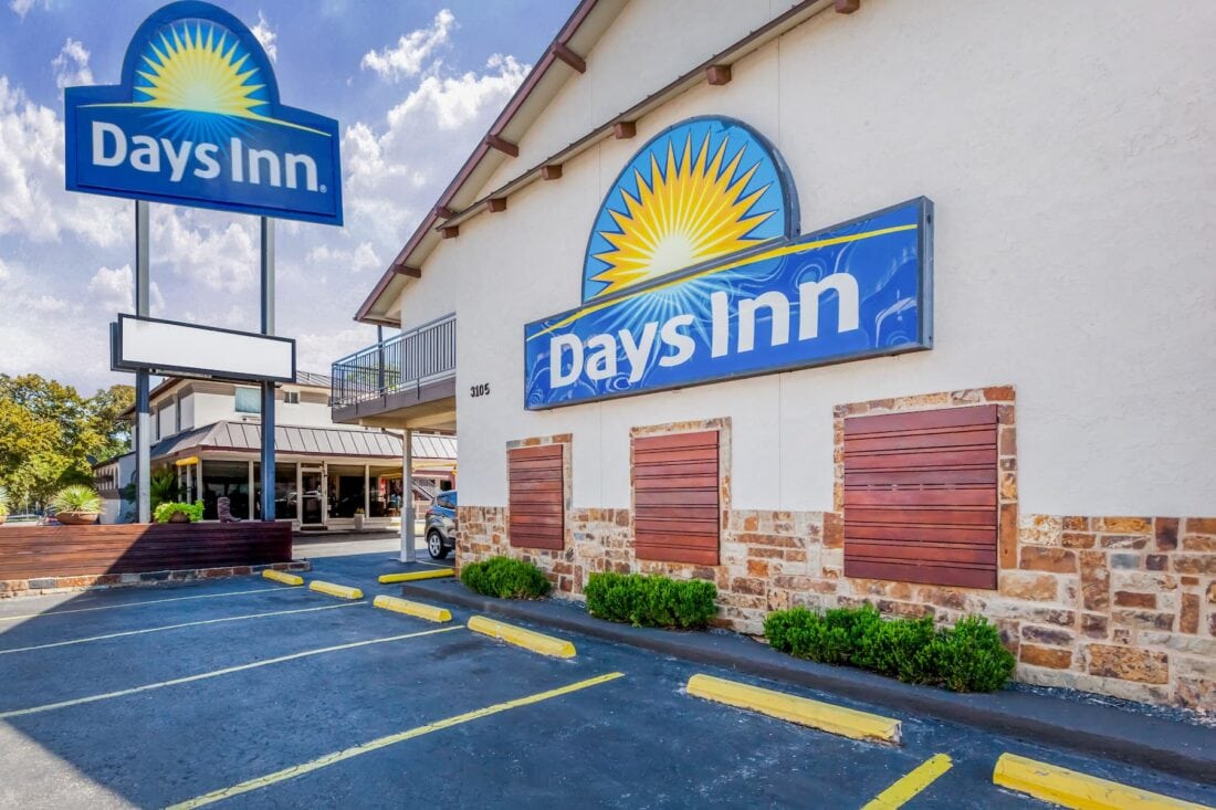 Days Inn Wyndham Austin University Downtown exterior day 1