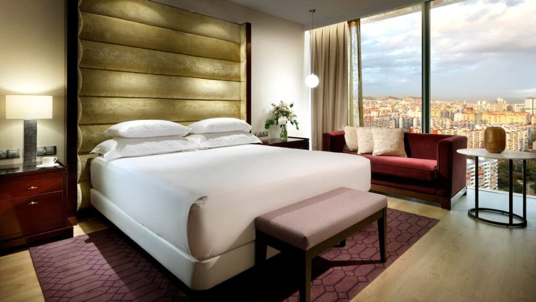 Hyatt Regency Barcelona Tower P065 King Guestroom.16x9