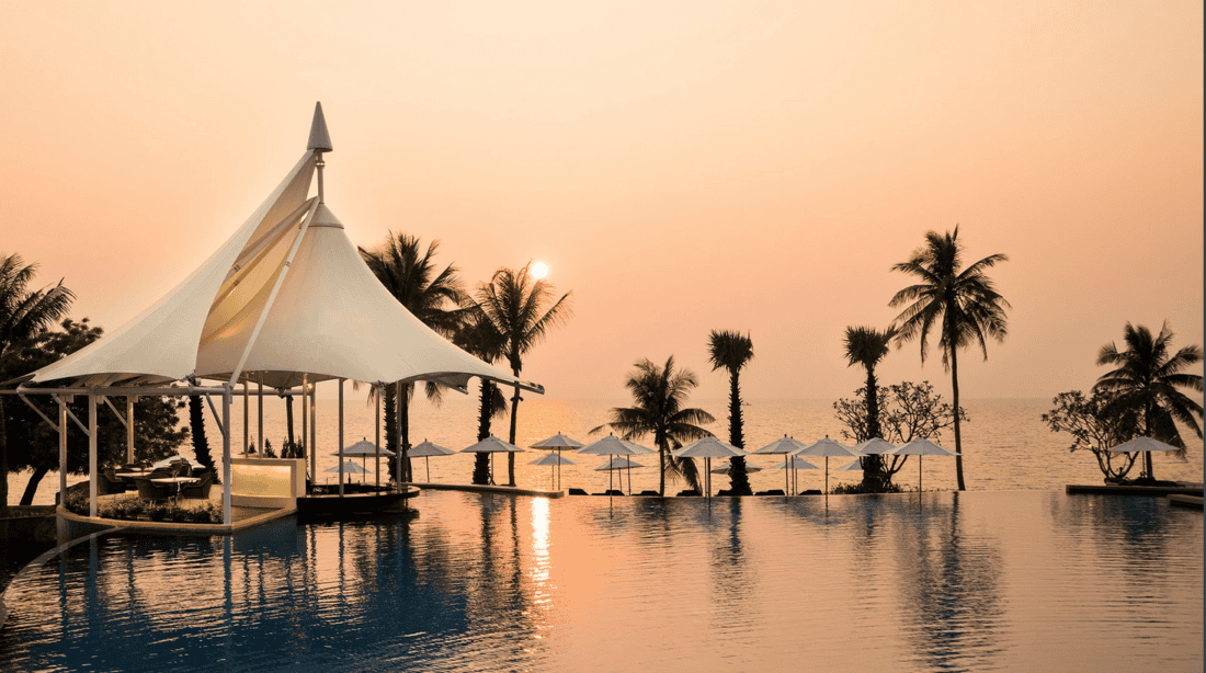 Movenpick Beach Jom Tien Pool Sunset