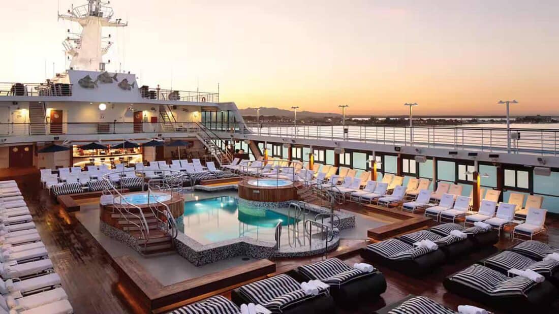 Sirena Poolbereich und Sonnendeck