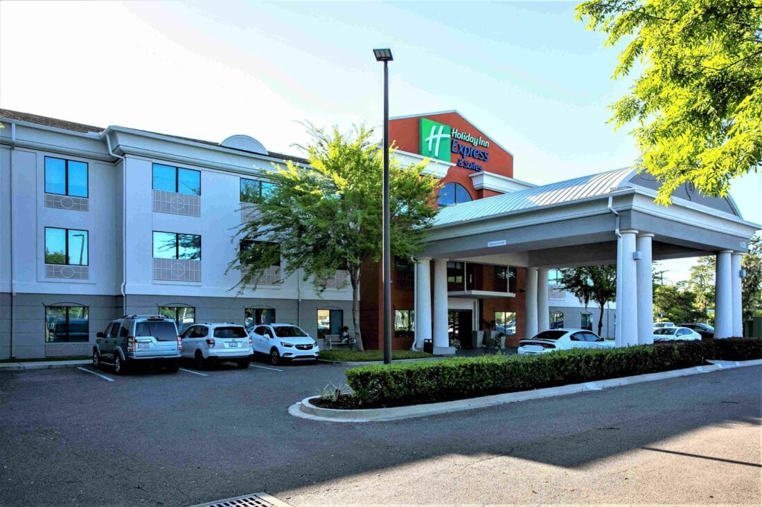 holiday inn express and suites jacksonville 7716101886 3x2
