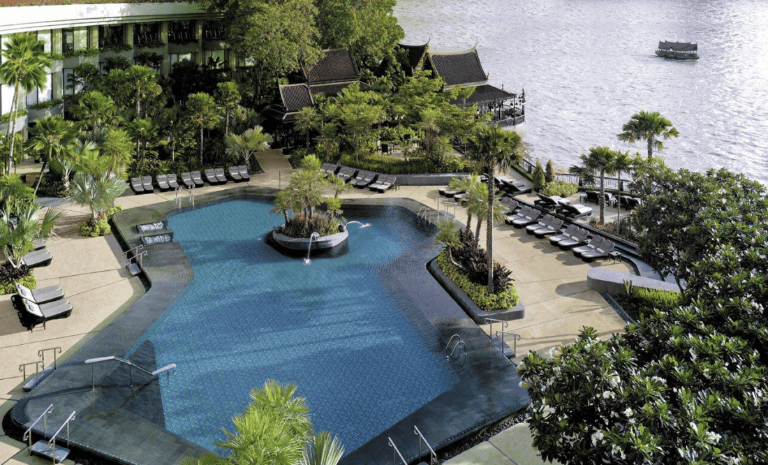 Shangri La Bangkok Swimming Pool