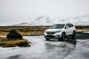 Auto con montañas